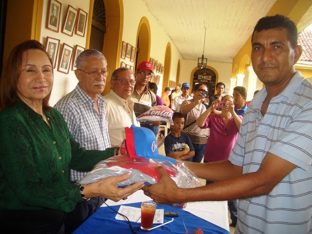 La Alcaldesa entrega uniforme a Julio Cesar Raudes